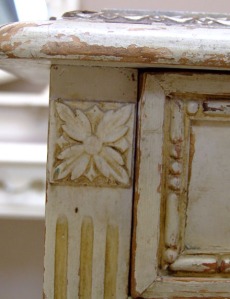 rococo bedside table flower